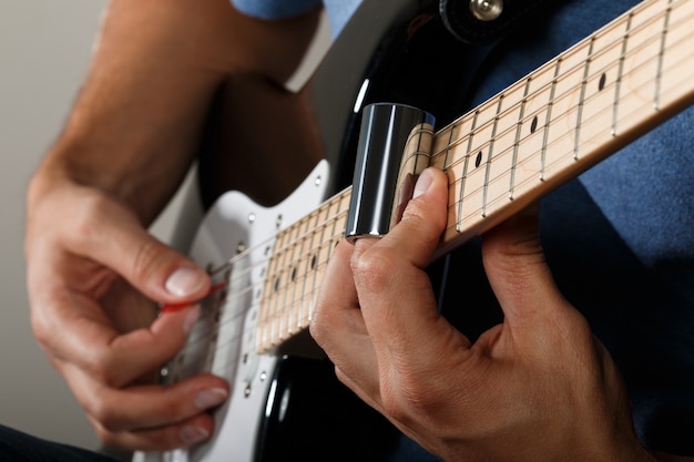 Joueur de guitare électrique chantant avec curseur