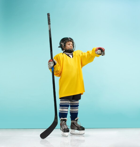 Un joueur de hockey avec équipement sur fond bleu