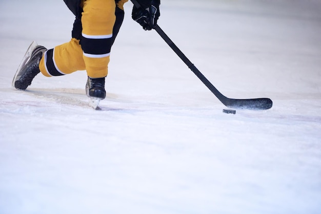 Joueur de hockey sur glace en action donnant des coups de pied avec un bâton