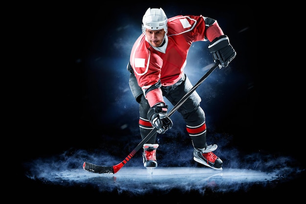 joueur de hockey sur glace isolé sur fond noir