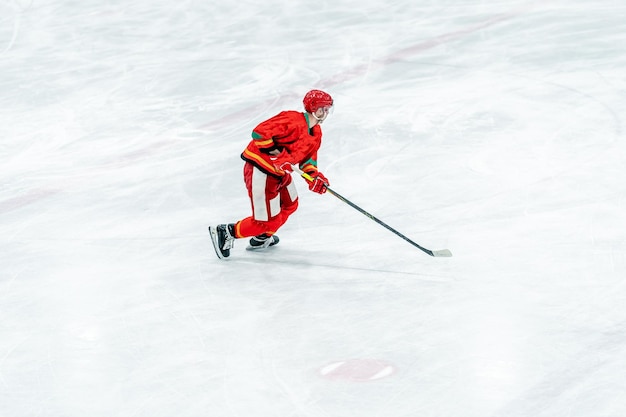 Joueur de hockey sur la surface de glace du stade