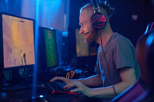 Joueur informatique se concentrant sur le jeu