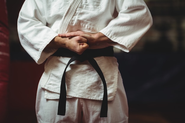 Joueur de karaté attachant sa ceinture