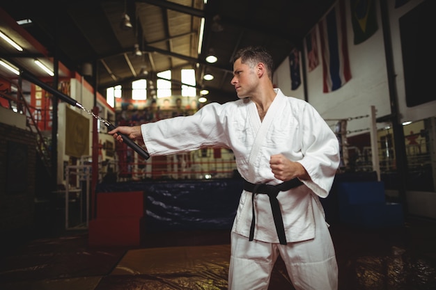 Joueur De Karaté Pratiquant Avec Nunchaku