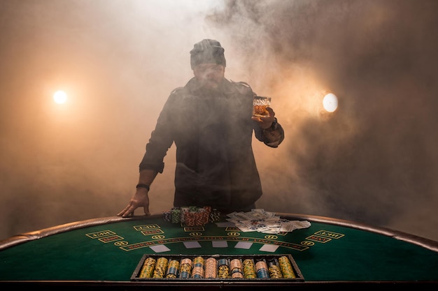 Joueur masculin jouant au poker, intensité de couleur foncée fumée.