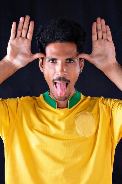 Joueur noir de football brésilien célébrant