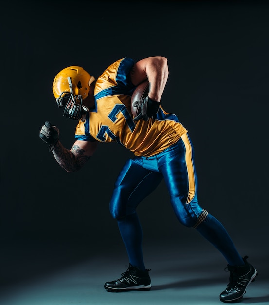 Joueur Offensif De Football Américain Avec Ballon