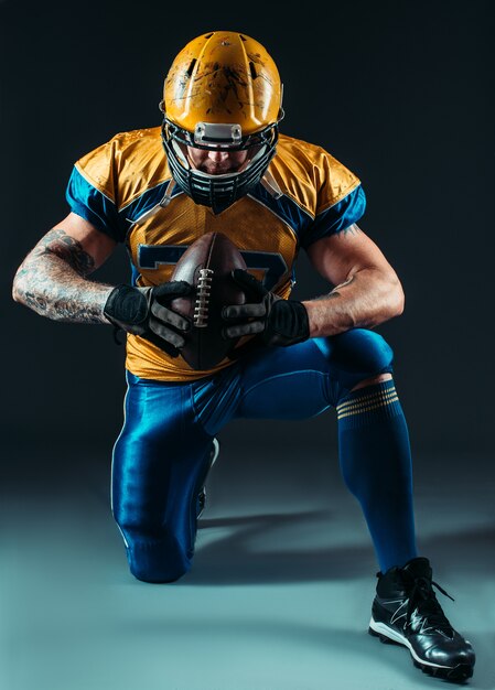 Photo joueur offensif de football américain avec ballon