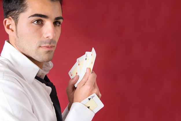 Photo joueur de poker avec des as et un as dans sa manche