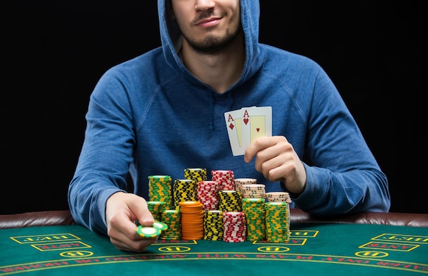 Joueur de poker montrant une paire d'As libre