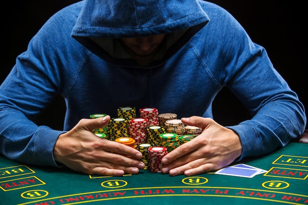 Joueur de poker prenant des jetons de poker après avoir gagné