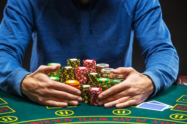 Joueur de poker prenant des jetons de poker après avoir gagné