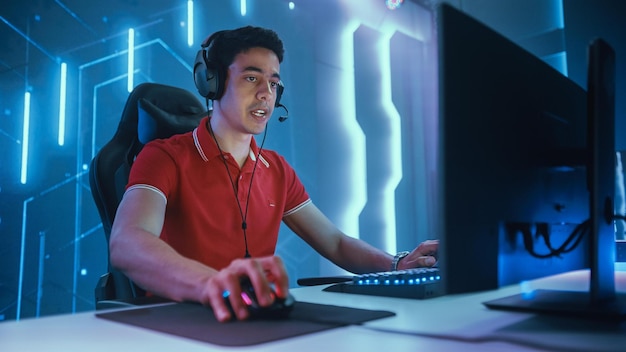 Joueur professionnel d'eSports jouant dans des jeux vidéo sur ordinateur