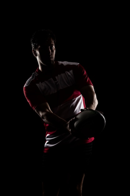 Joueur de rugby dans un uniforme rouge.