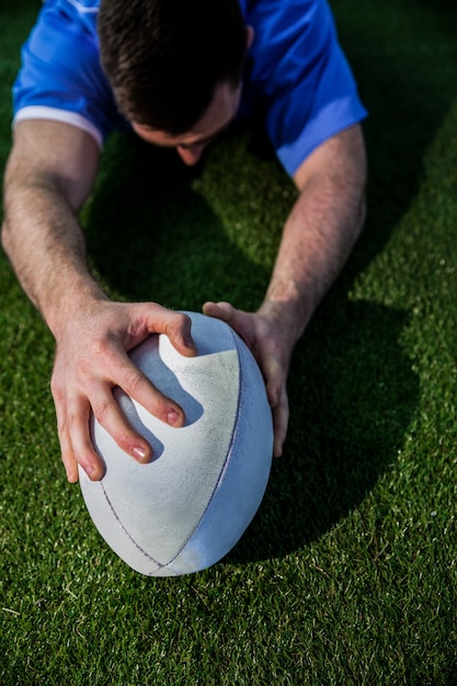 Un joueur de rugby marquant un essai