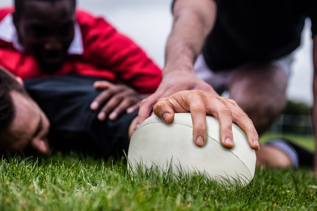 Joueur de rugby marquant un essai