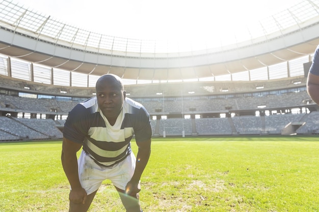 Photo un joueur de rugby se tient dans un stade.