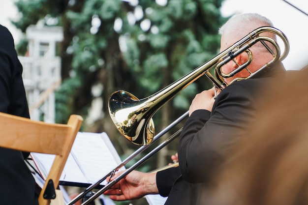 Joueur de Sax sur un festival en plein air en Ukraine. Performance culturelle