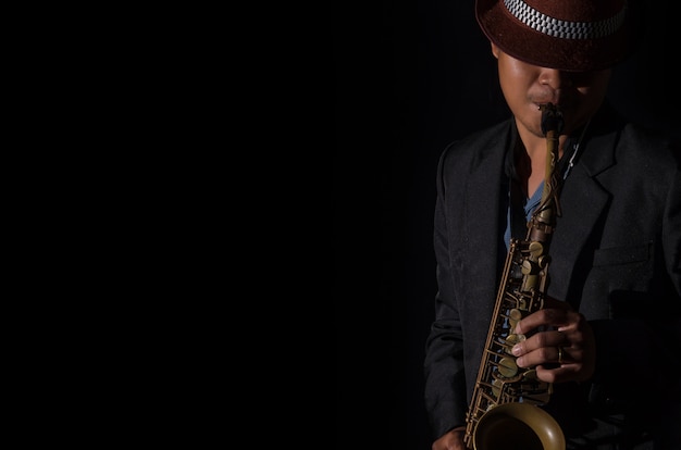 Un joueur de saxophone dans un fond sombre