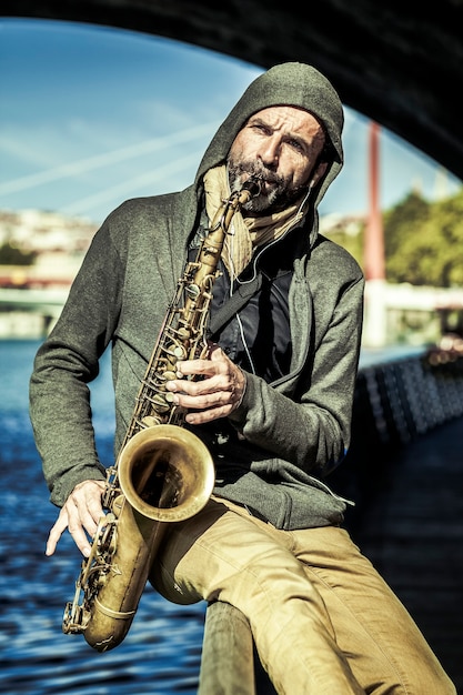 Joueur de saxophone, Lyon, France.