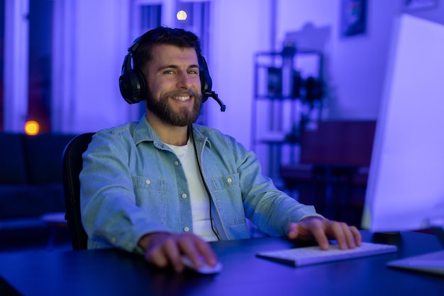 Un joueur souriant avec un casque et un micro.
