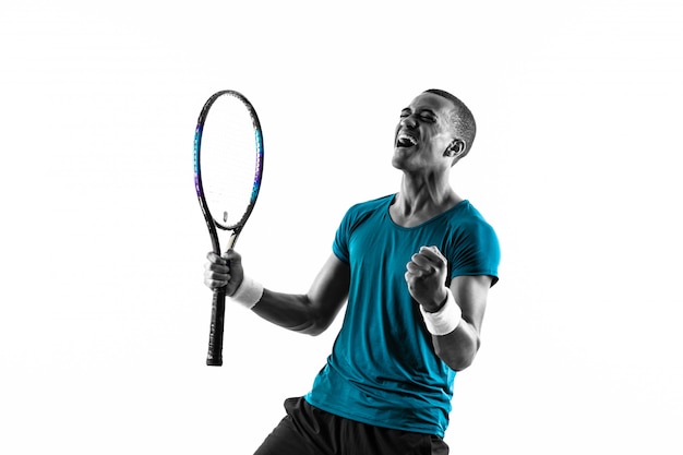 Joueur de tennis afro-américain sur blanc isolé