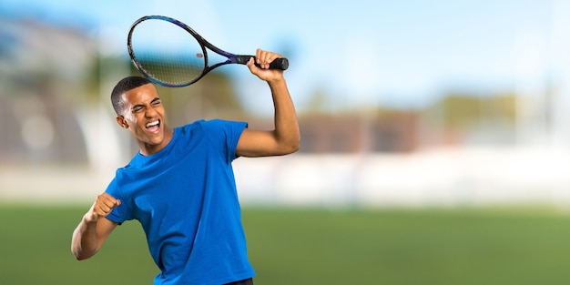 Joueur de tennis afro-américain à l'extérieur