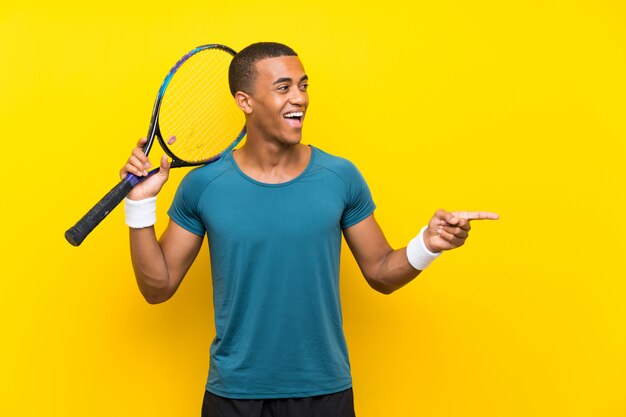 Joueur de tennis afro-américain surpris et pointant du doigt sur le côté