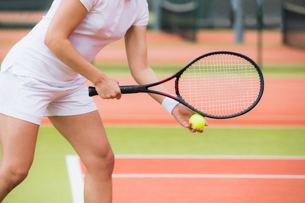 Joueur de tennis ciblé prêt à servir