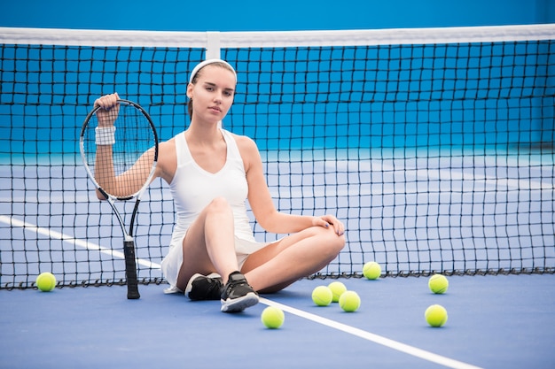 Joueur de tennis confiant en cour