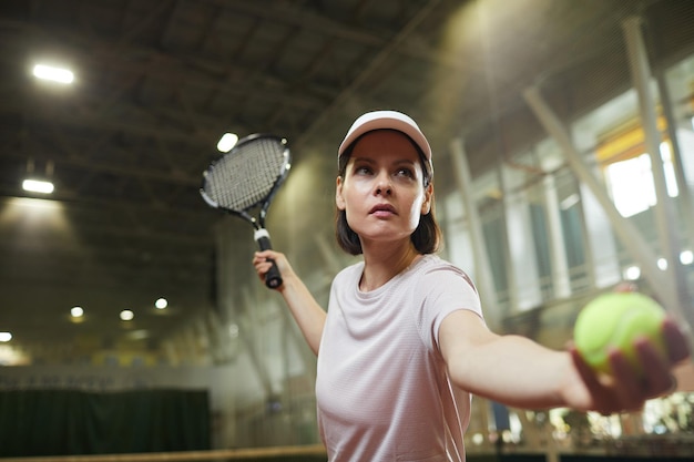 Joueur de tennis déterminé sur le court