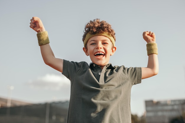 Joueur de tennis heureux célébrant la victoire