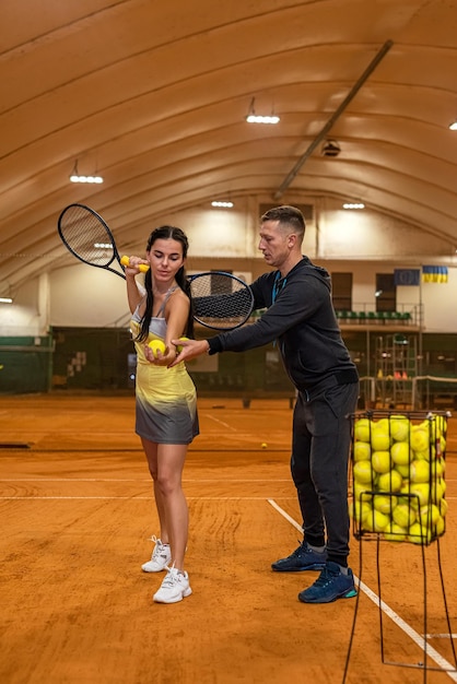 Photo joueur de tennis un homme avec une apparence agréable dirige une leçon sur l'apprentissage du tennis