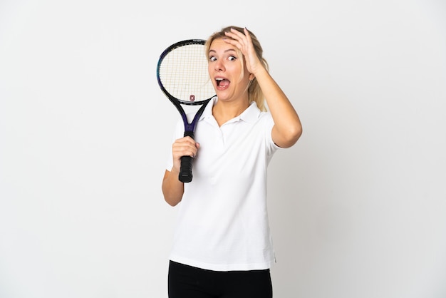 Joueur de tennis jeune femme russe isolé sur fond blanc faisant un geste de surprise tout en regardant sur le côté