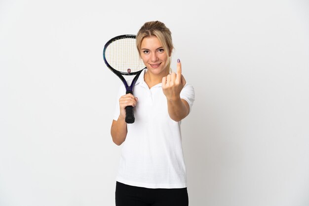 Joueur de tennis jeune femme russe isolé sur fond blanc faisant le geste à venir