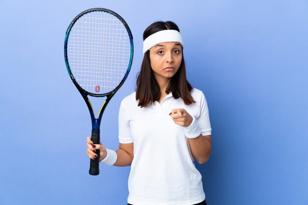 Joueur de tennis de jeune femme