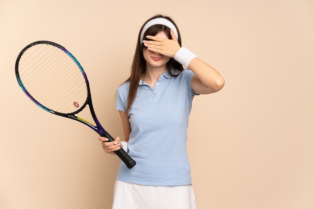 Joueur de tennis jeune fille sur mur isolé couvrant les yeux par les mains. Je ne veux pas voir quelque chose