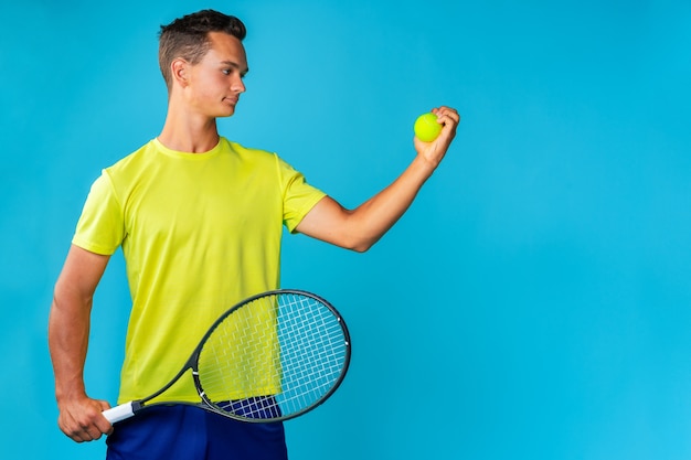 Joueur de tennis jeune homme