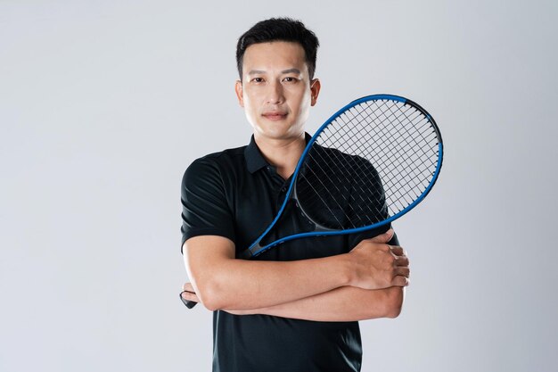 Un joueur de tennis masculin tenant une raquette de tennis avec une expression et des yeux déterminés