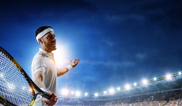 Photo joueur de tennis professionnel sur le stade. technique mixte