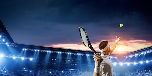 Joueur de tennis professionnel sur le stade. Technique mixte