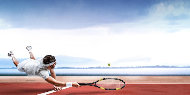 Photo joueur de tennis professionnel sur le stade. technique mixte