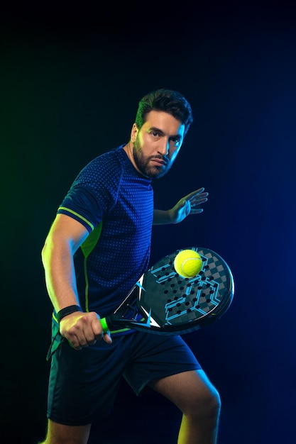 Joueur de tennis à la raquette avec la raquette à la main Tennis à la raquet sur un fond bleu Télécharger en haute résolution