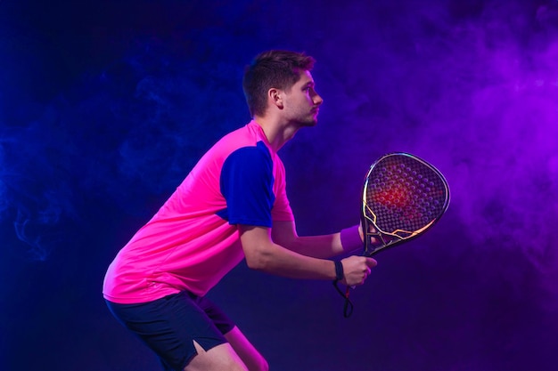 Joueur de tennis à la raquette avec la raquette à la main Tennis à la raquet sur un fond bleu Télécharger en haute résolution