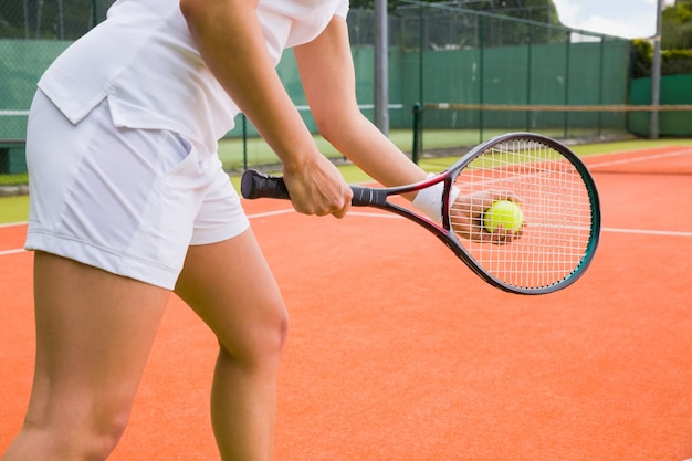 Joueur de tennis se prépare à servir