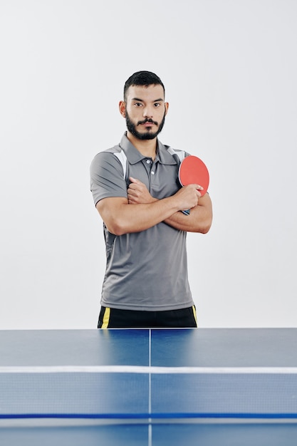 Joueur de tennis de table hispanique