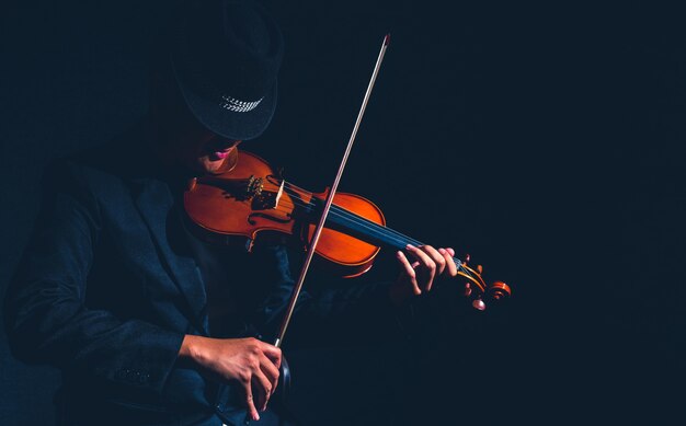 Joueur de violon dans un studio sombre, concept musical