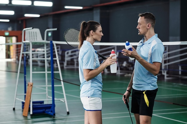 Joueurs de badminton discutant du jeu