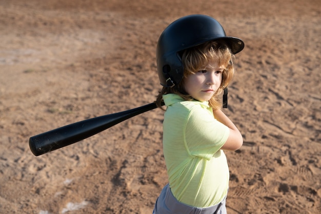 Joueurs de baseball en casque et batte de baseball en action.