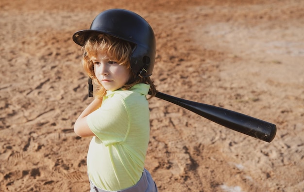 Joueurs de baseball en casque et batte de baseball en action